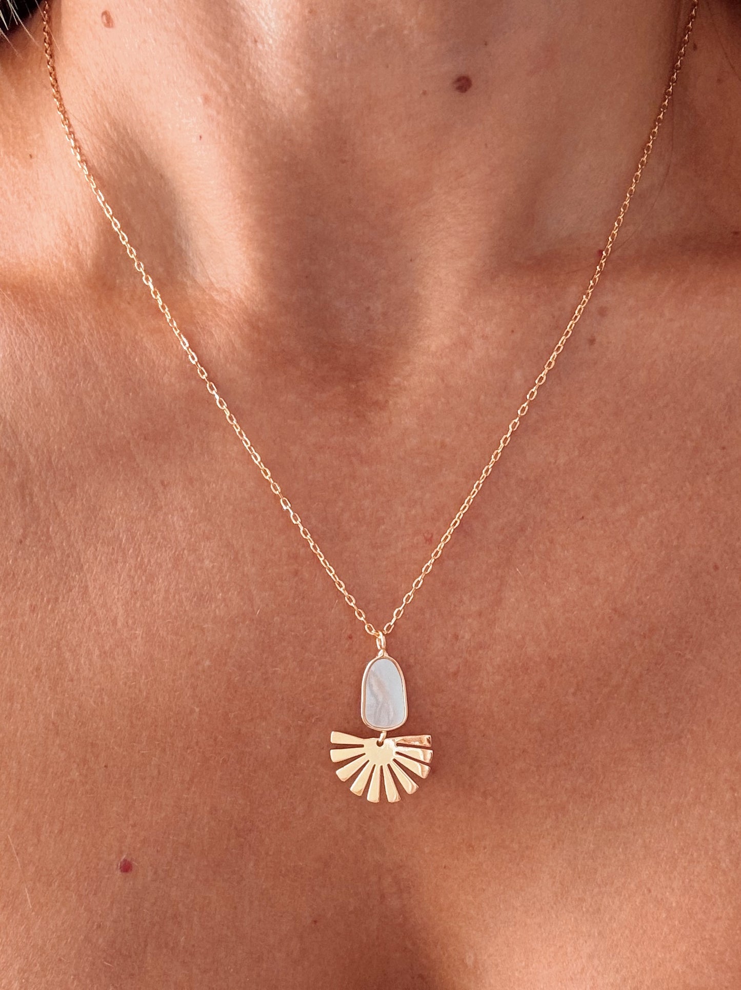 Collana con forma in Madreperla e pendente raggi