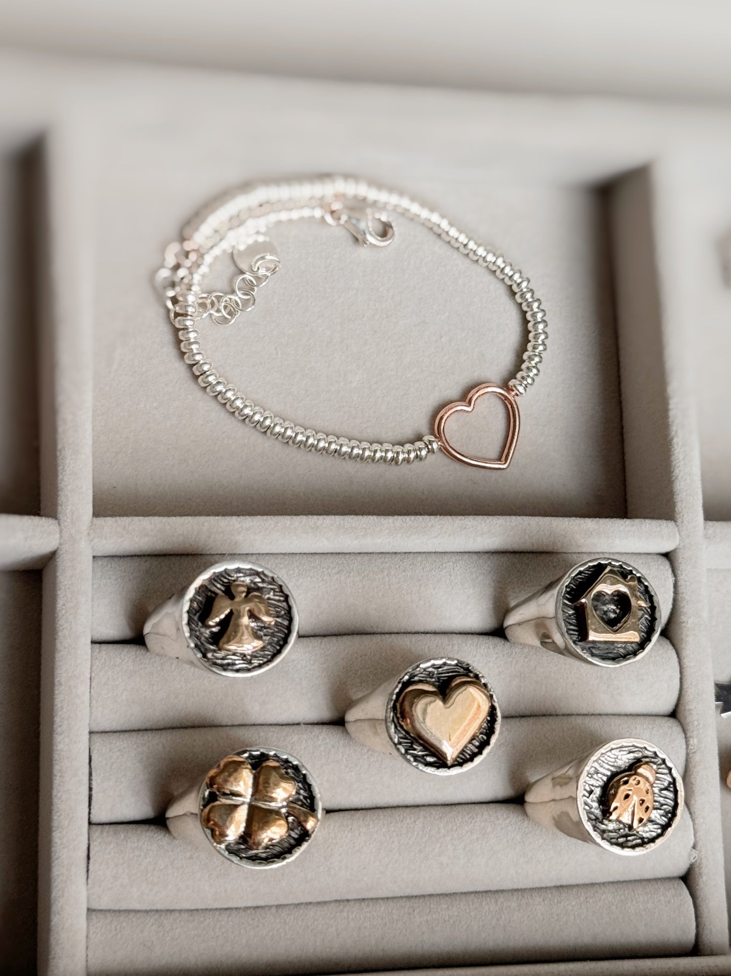 Anello chevalier con simboli personalizzabili