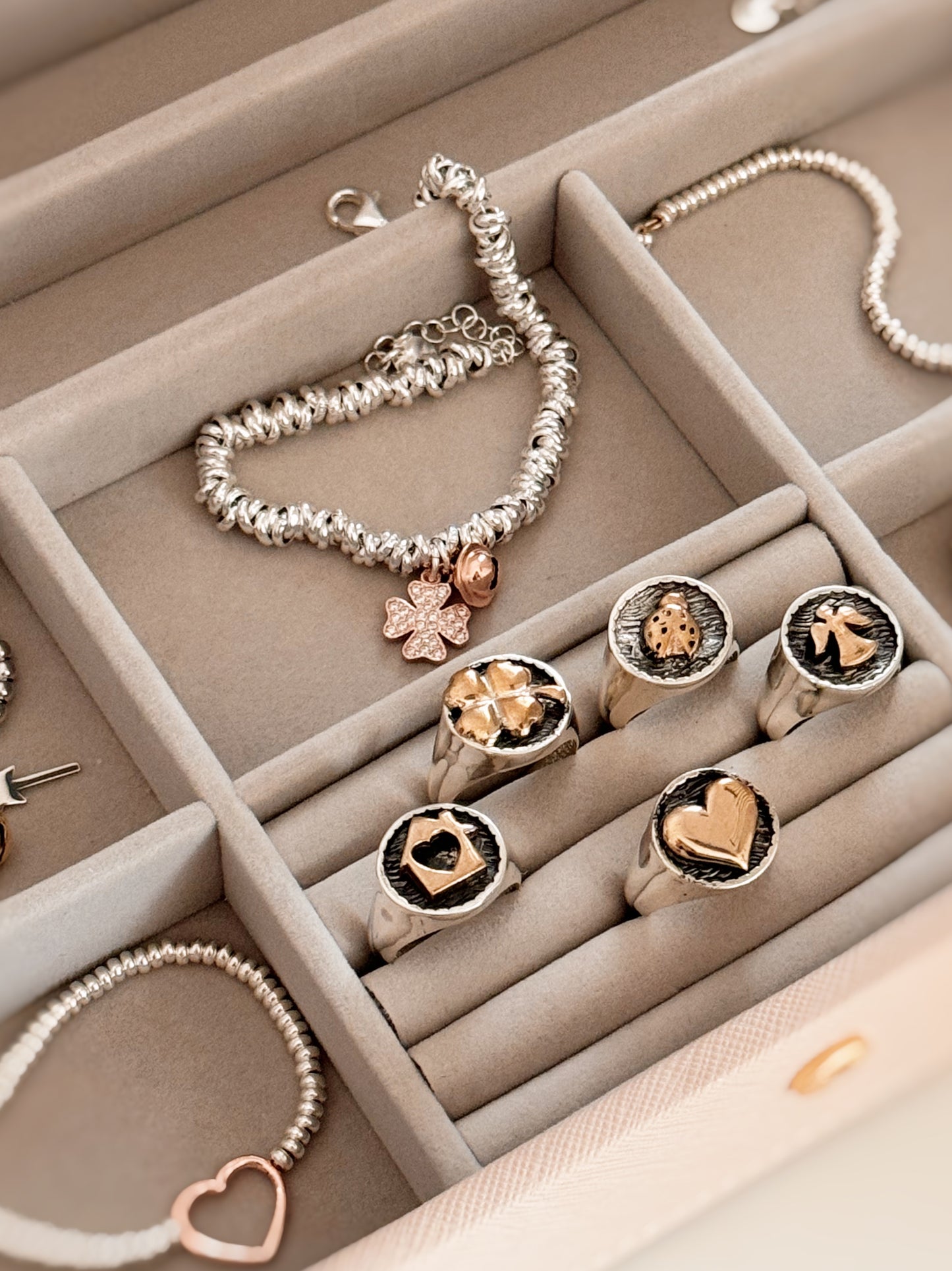 Anello chevalier con simboli personalizzabili