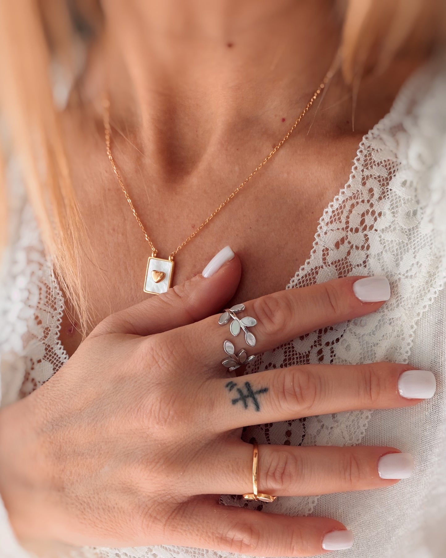 Anello aperto foglia in madreperla