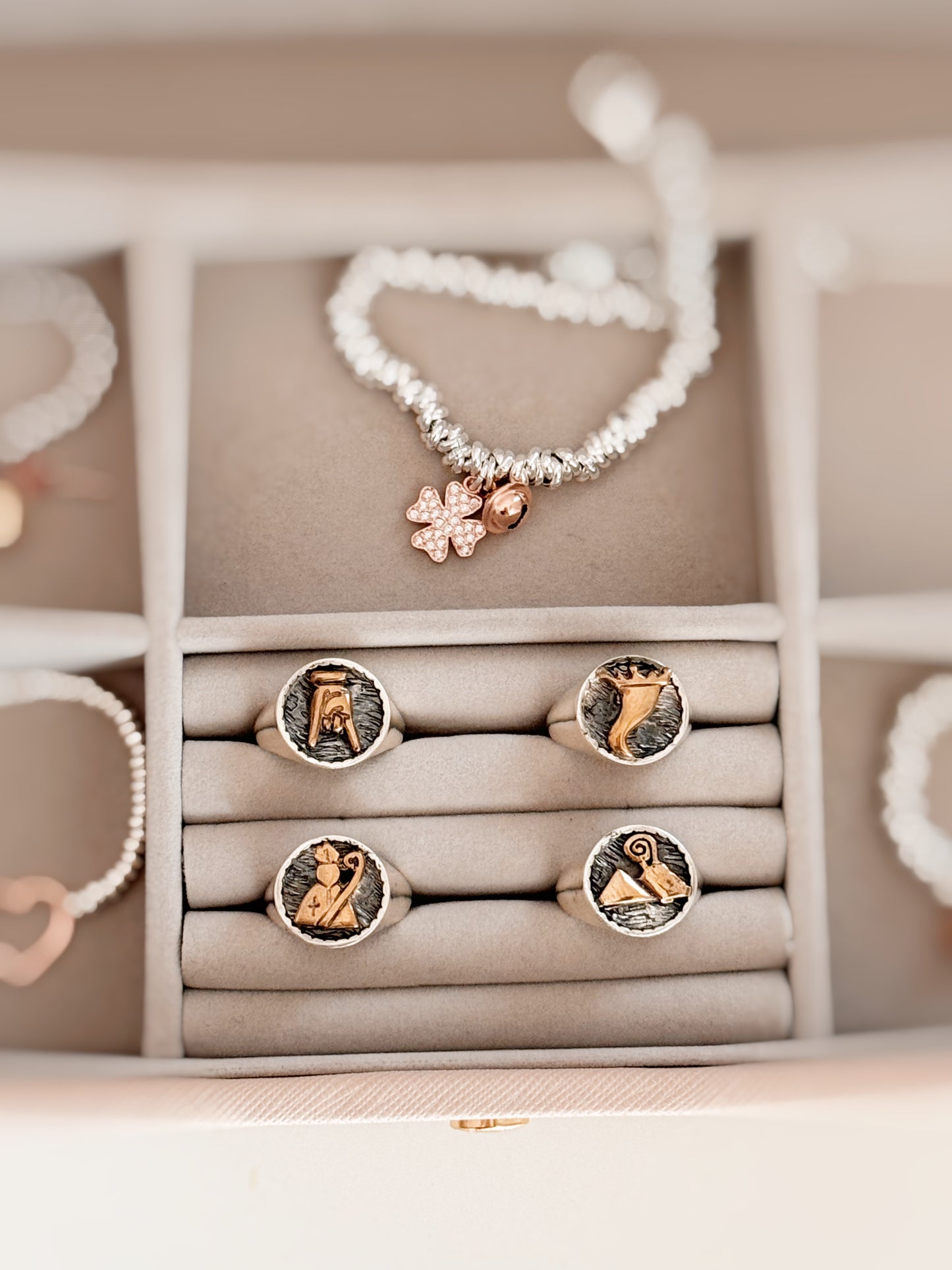 Anello chevalier con simboli personalizzabili