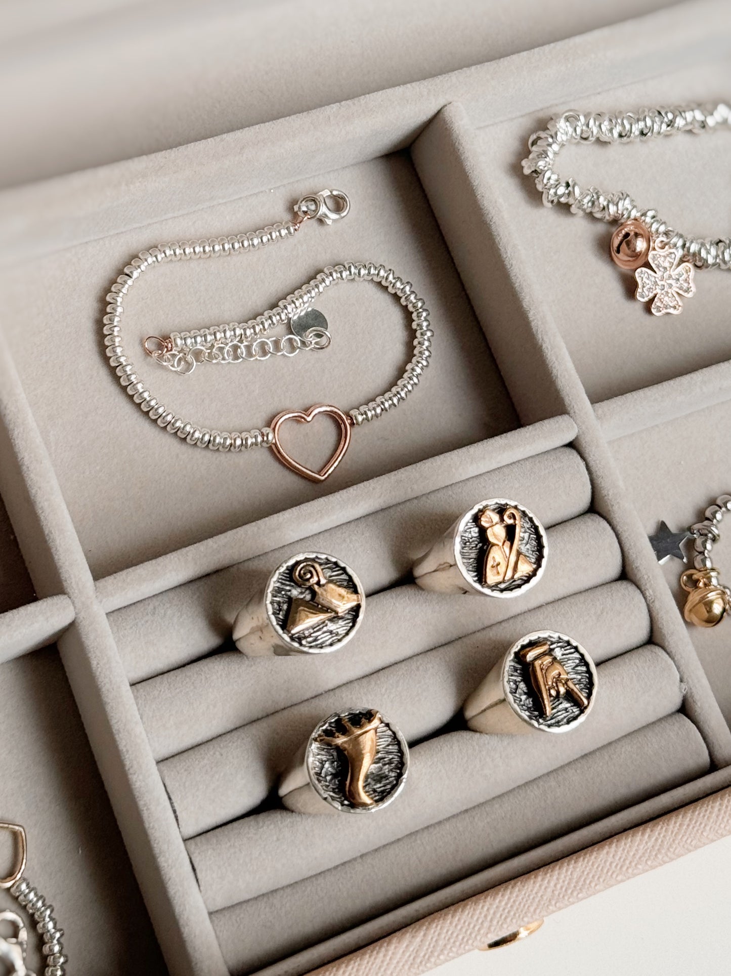 Anello chevalier con simboli personalizzabili