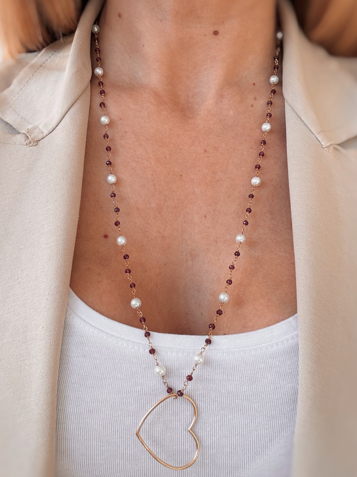 Collana granato,perle e cuore a filo