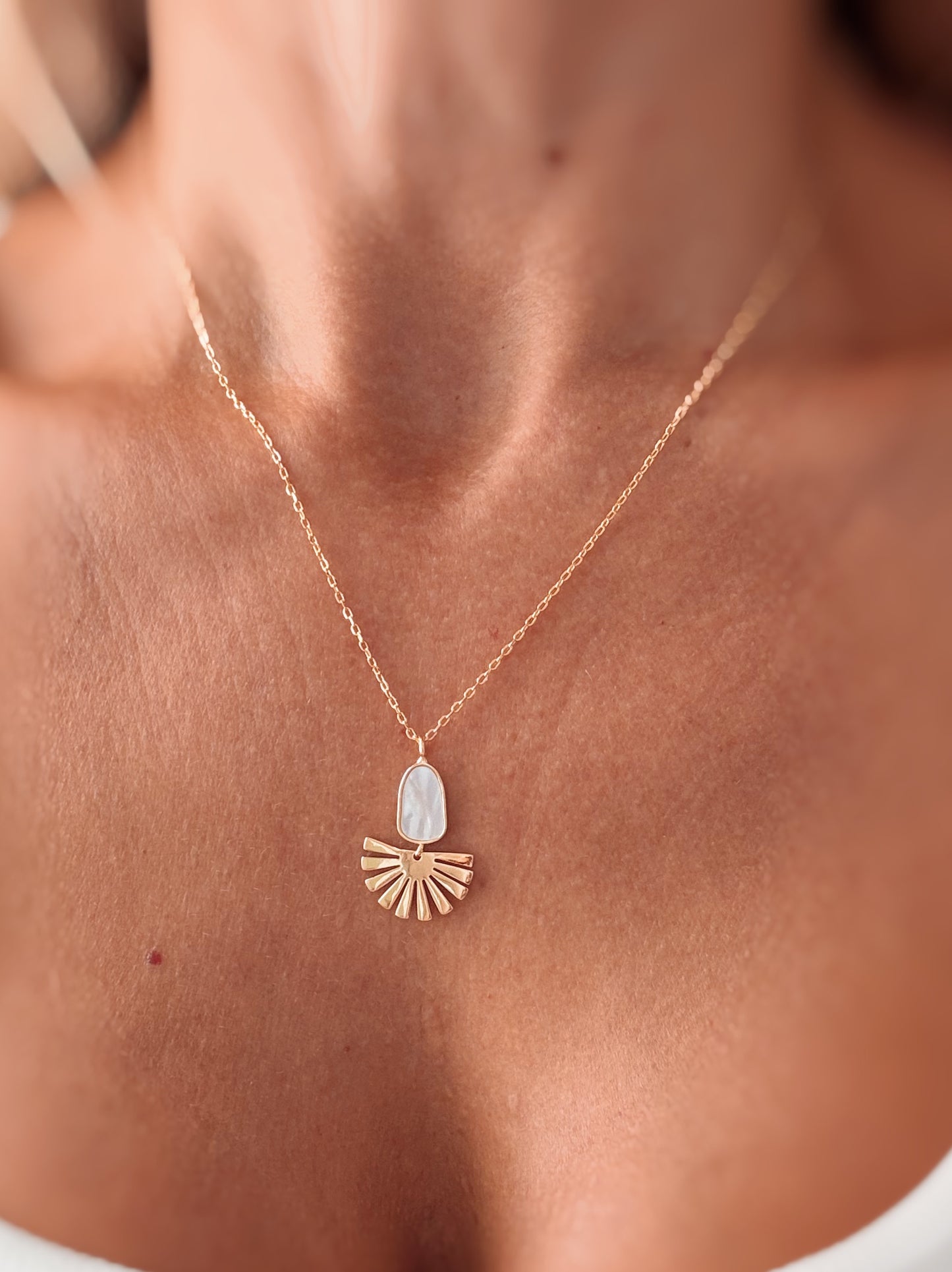 Collana con forma in Madreperla e pendente raggi