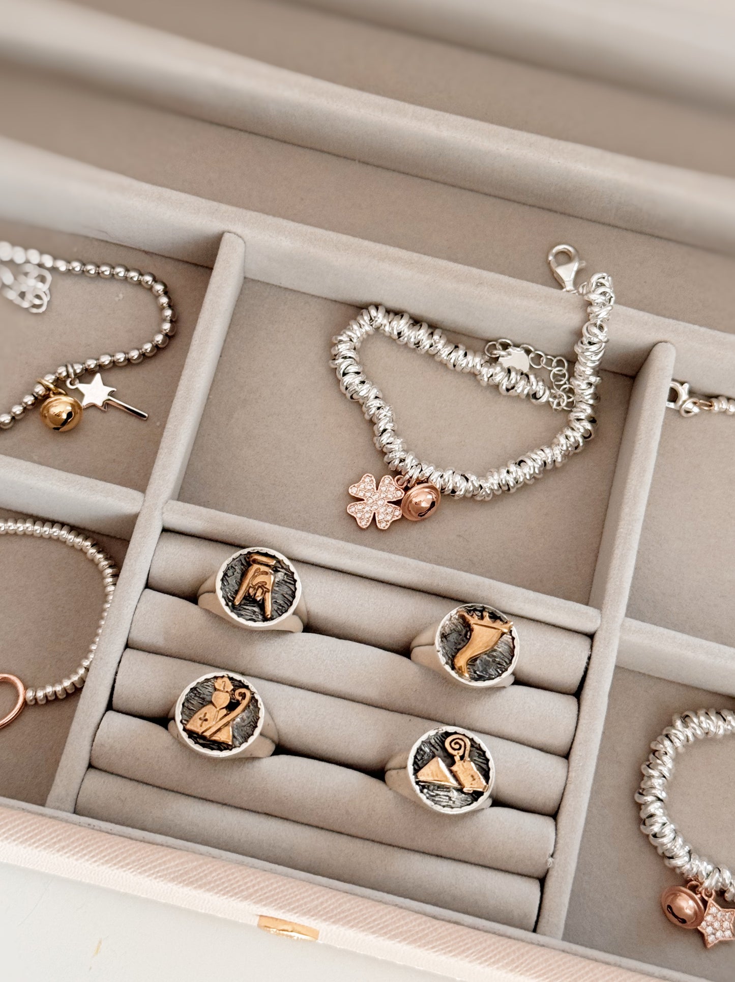 Anello chevalier con simboli personalizzabili