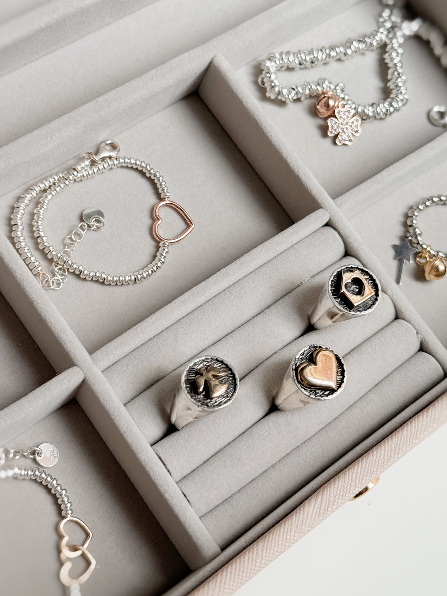 Anello chevalier con simboli personalizzabili