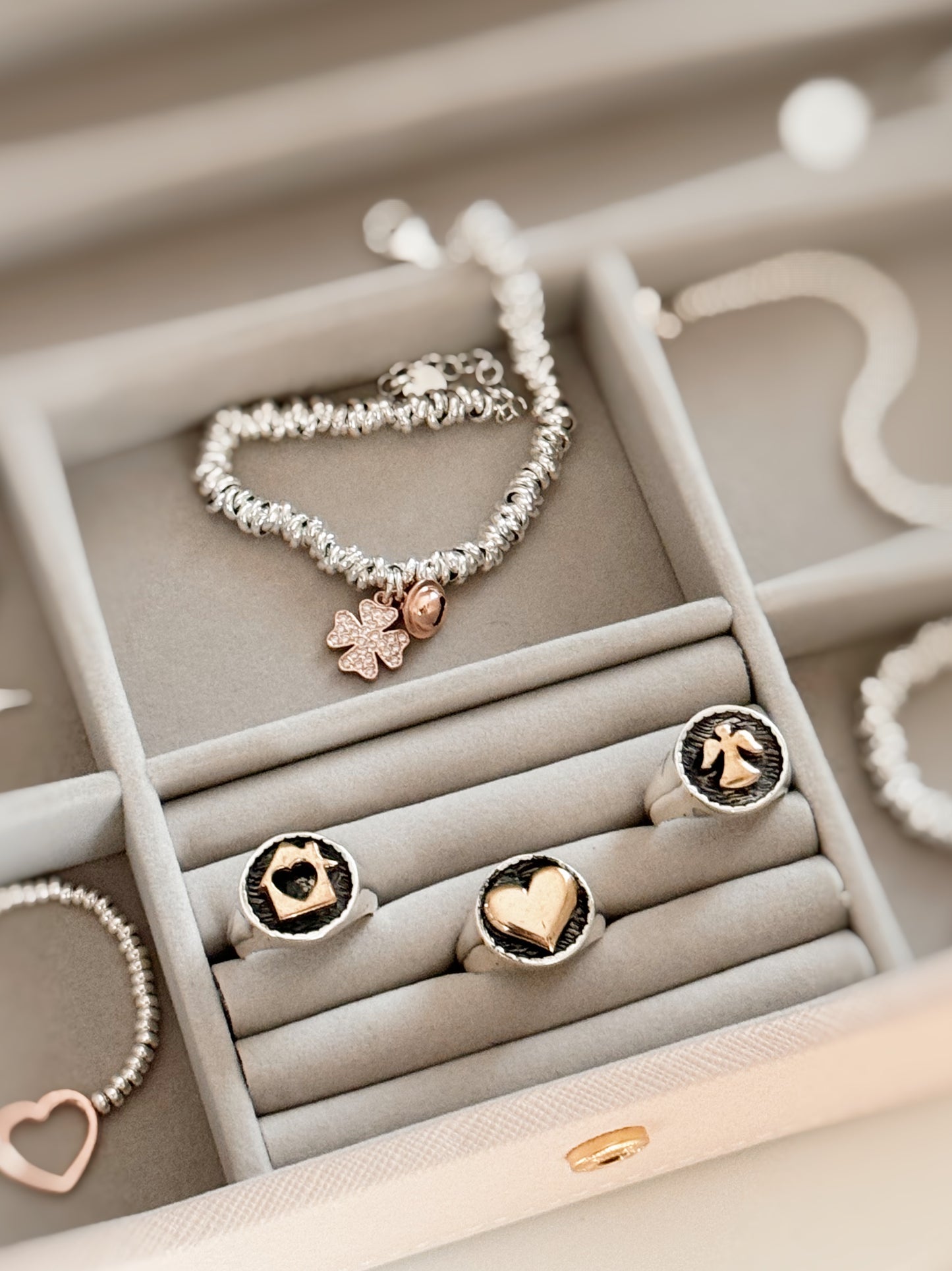 Anello chevalier con simboli personalizzabili