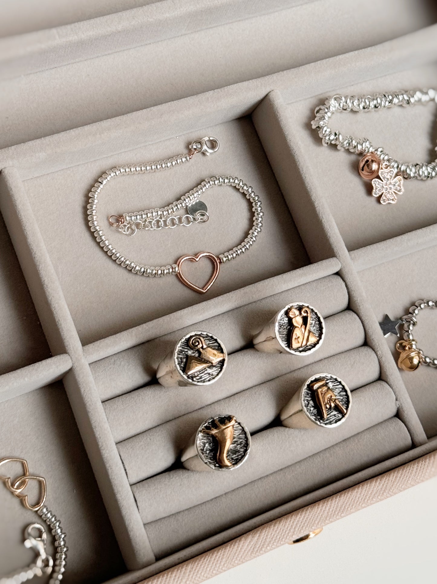Anello chevalier con simboli personalizzabili
