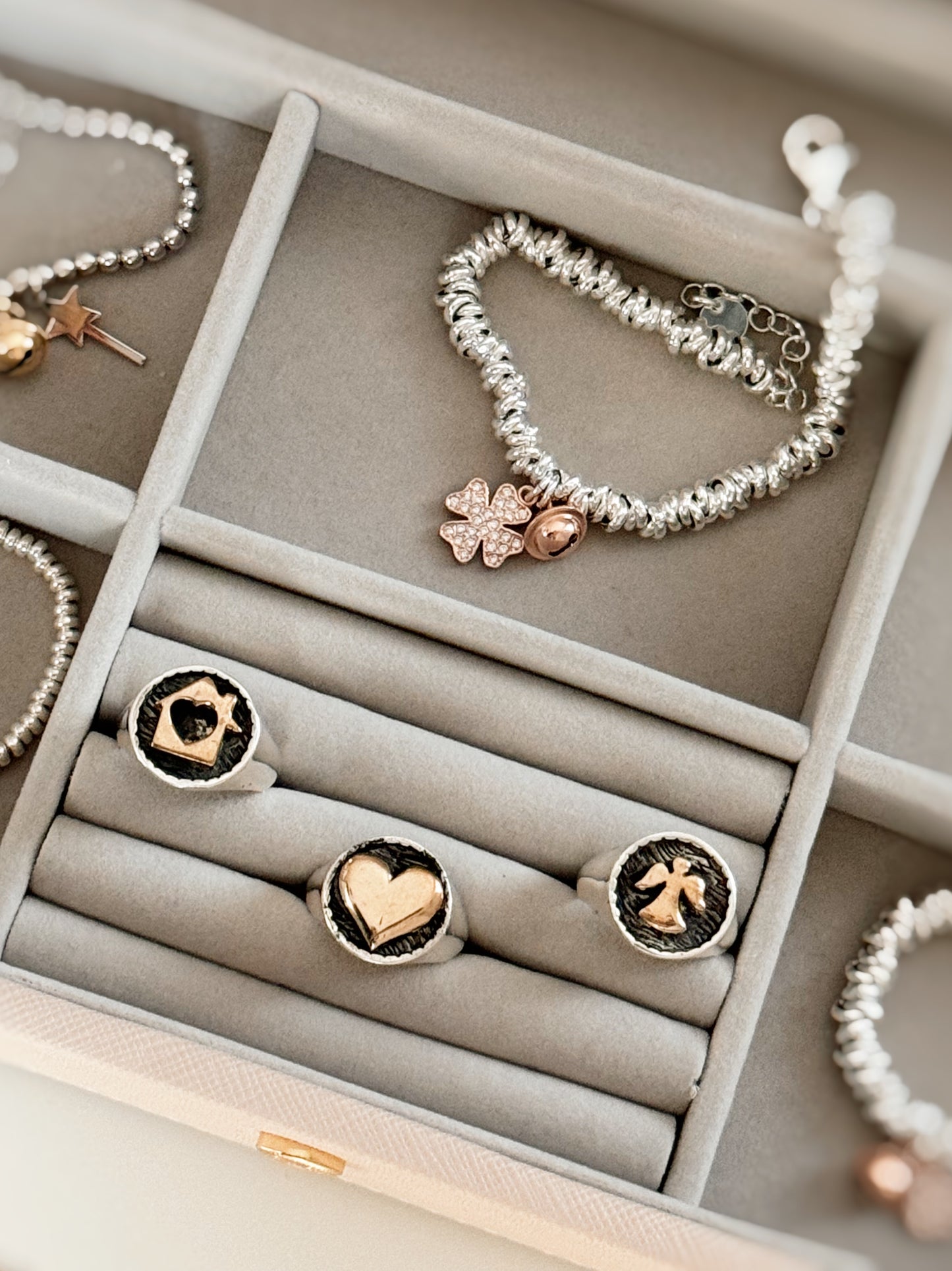 Anello chevalier con simboli personalizzabili