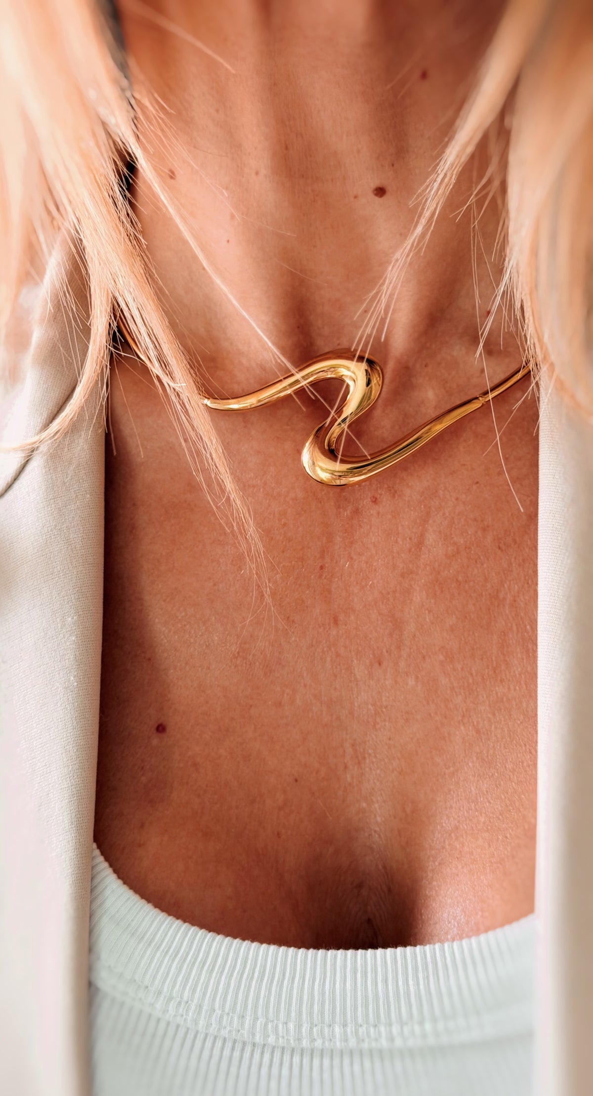 Collana choker rigida onda