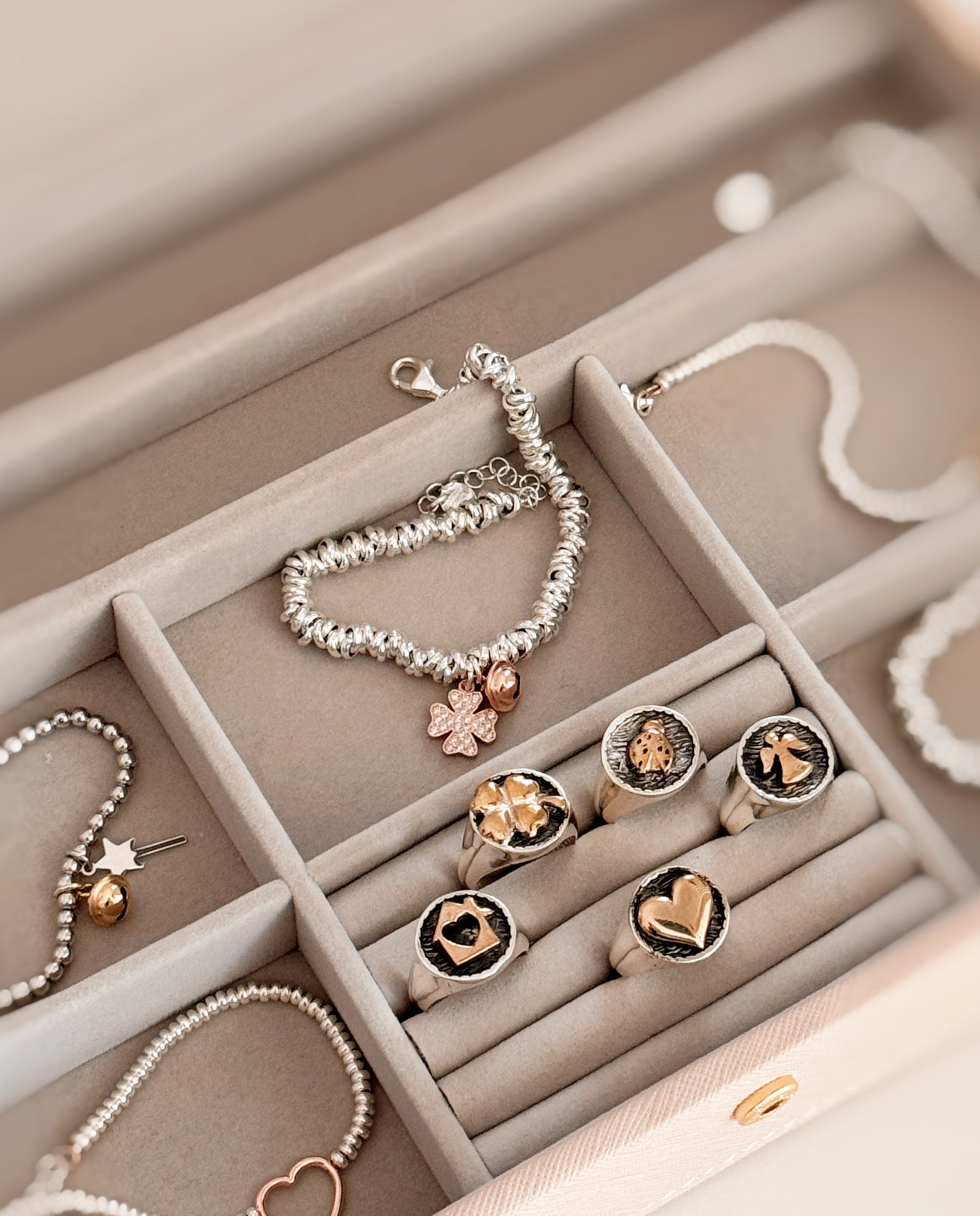 Anello chevalier con simboli personalizzabili