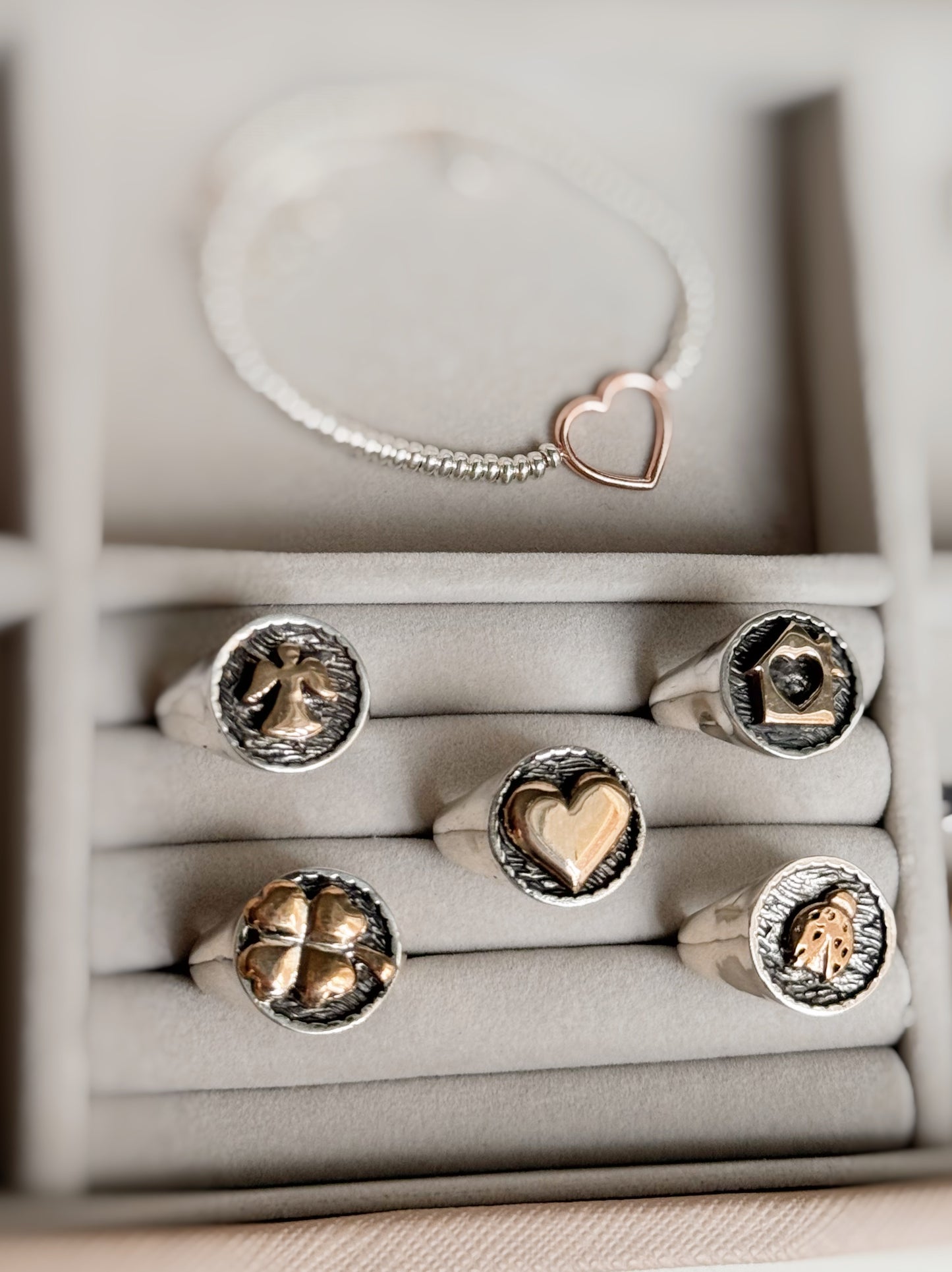 Anello chevalier con simboli personalizzabili