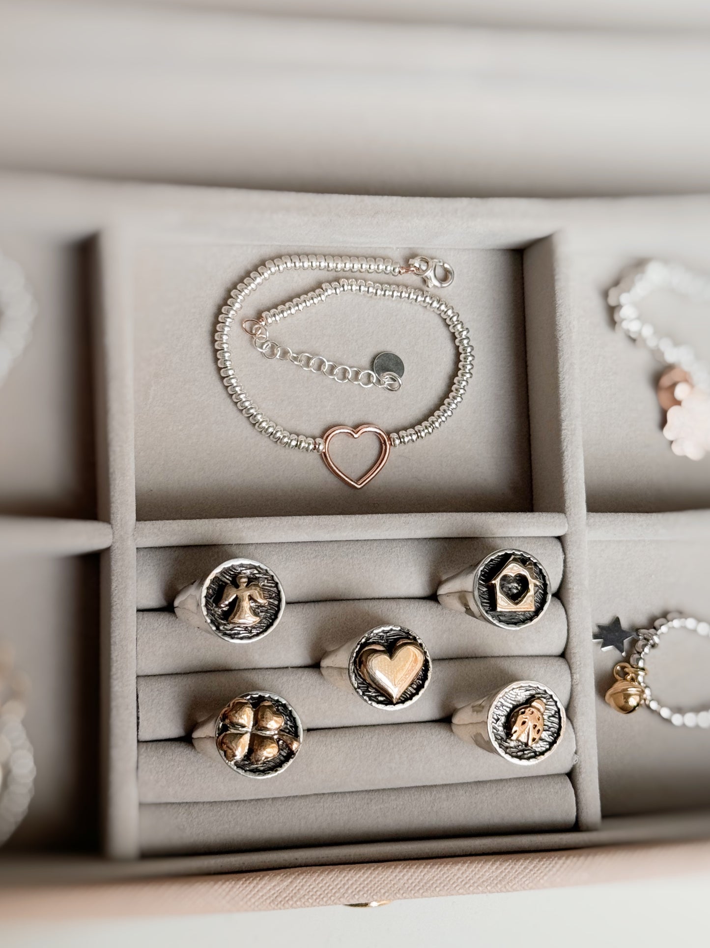 Anello chevalier con simboli personalizzabili