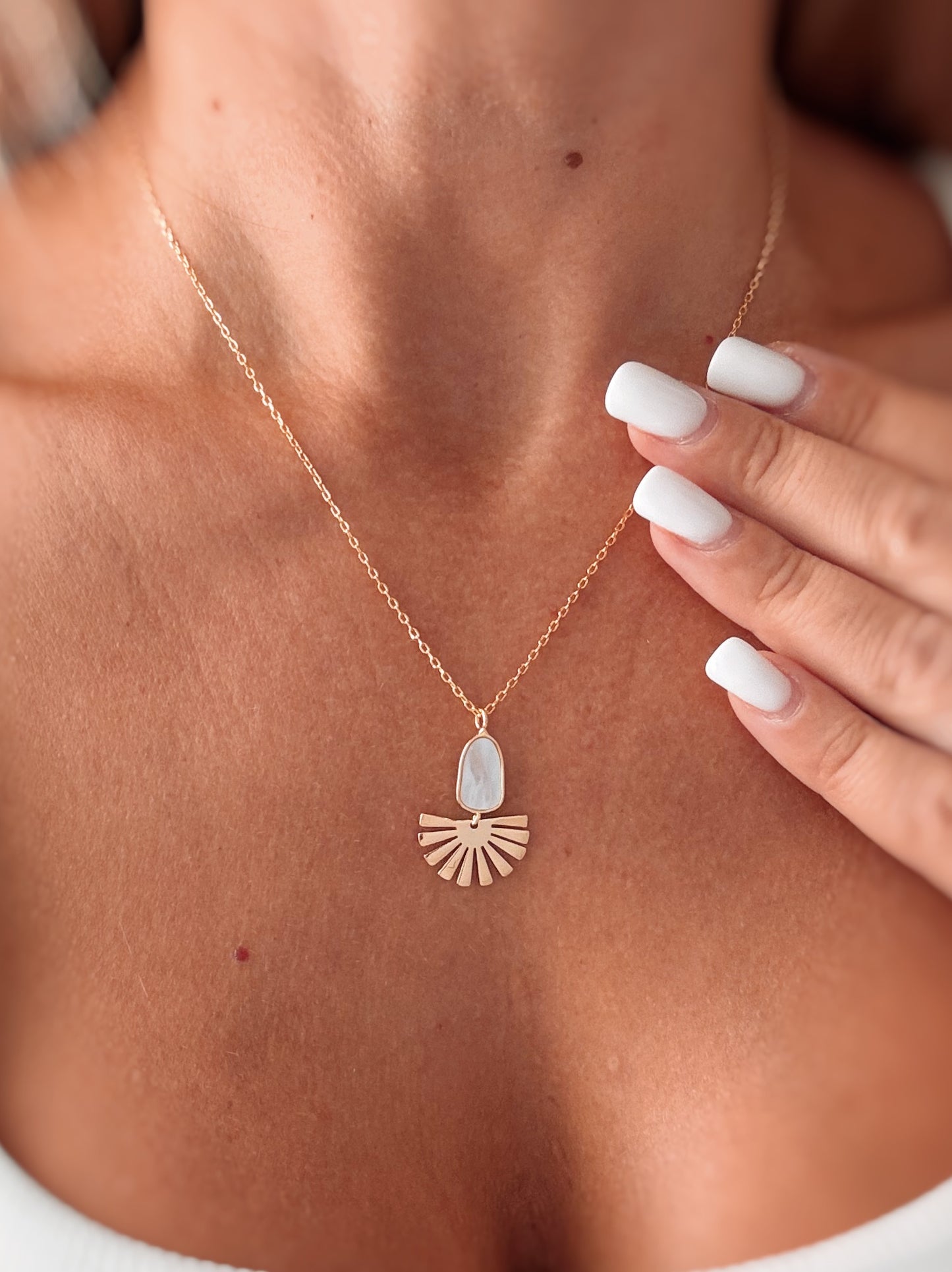 Collana con forma in Madreperla e pendente raggi