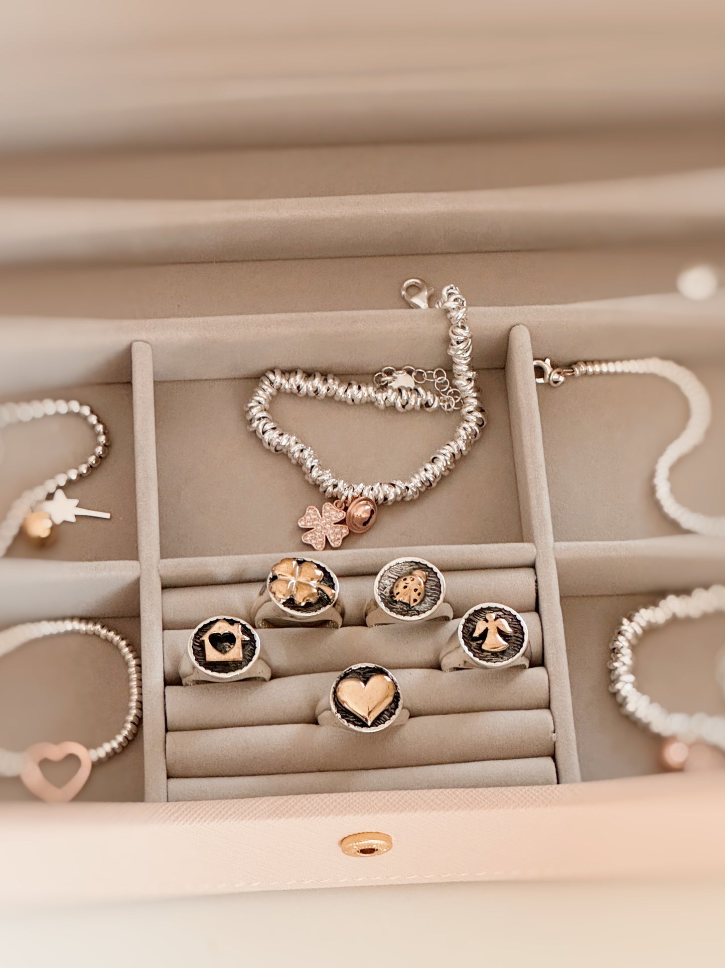 Anello chevalier con simboli personalizzabili