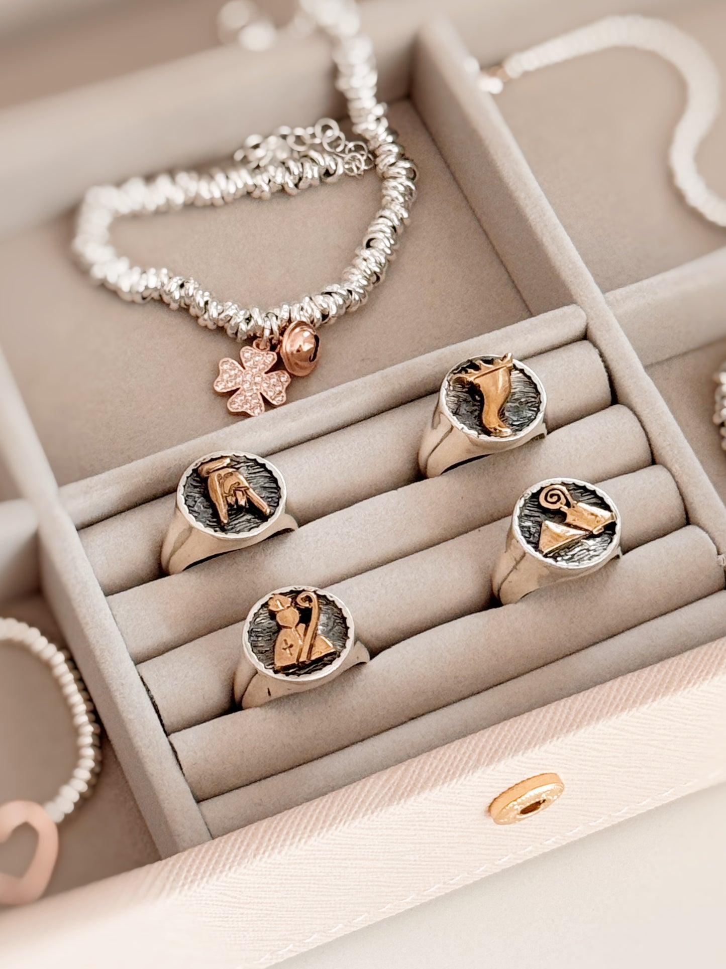 Anello chevalier con simboli personalizzabili