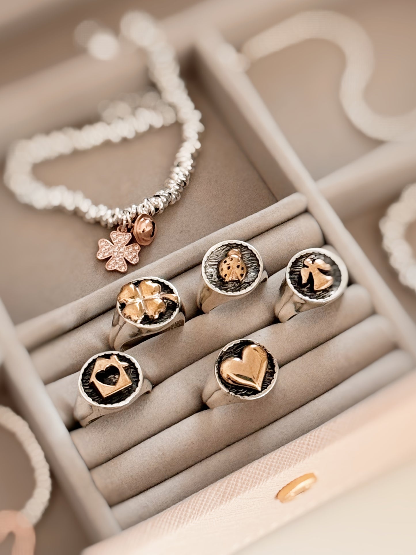 Anello chevalier con simboli personalizzabili