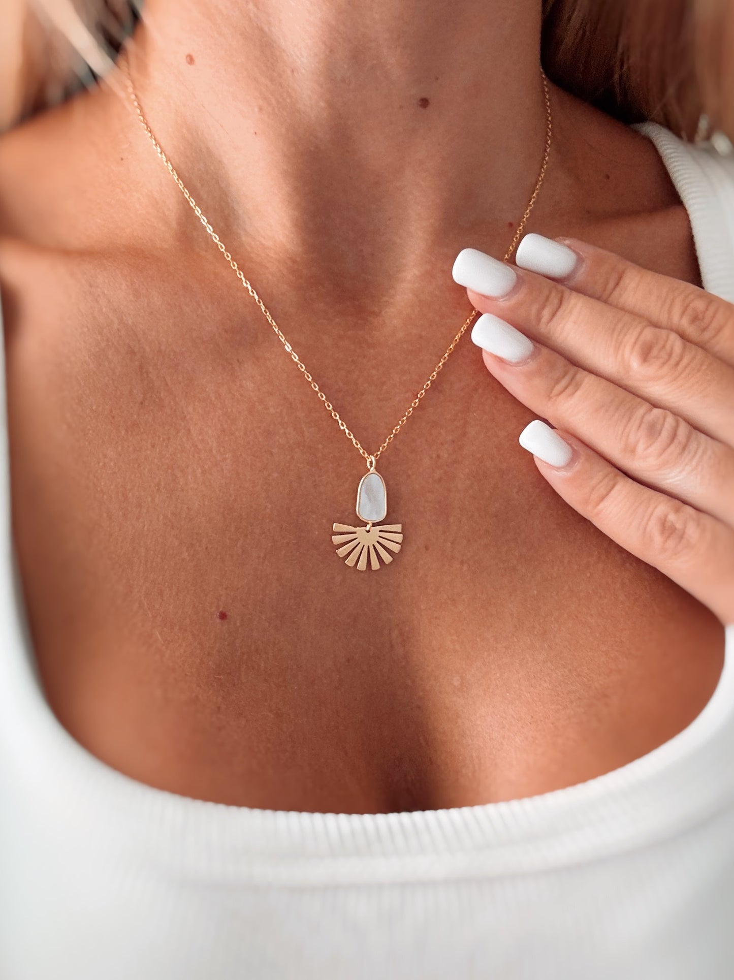 Collana con forma in Madreperla e pendente raggi