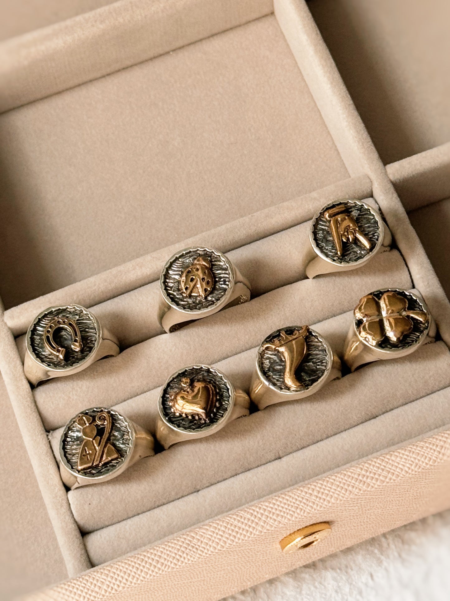 Anello chevalier con simboli personalizzabili