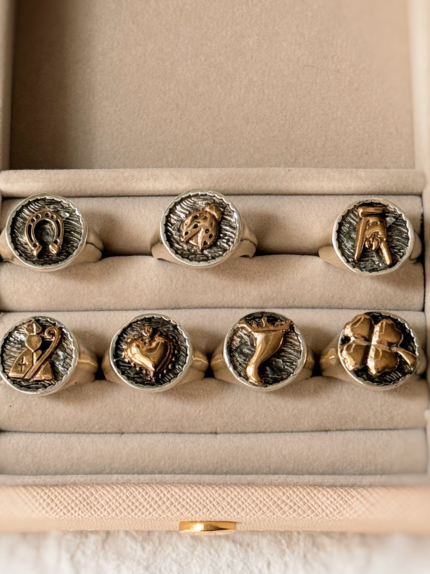 Anello chevalier con simboli personalizzabili