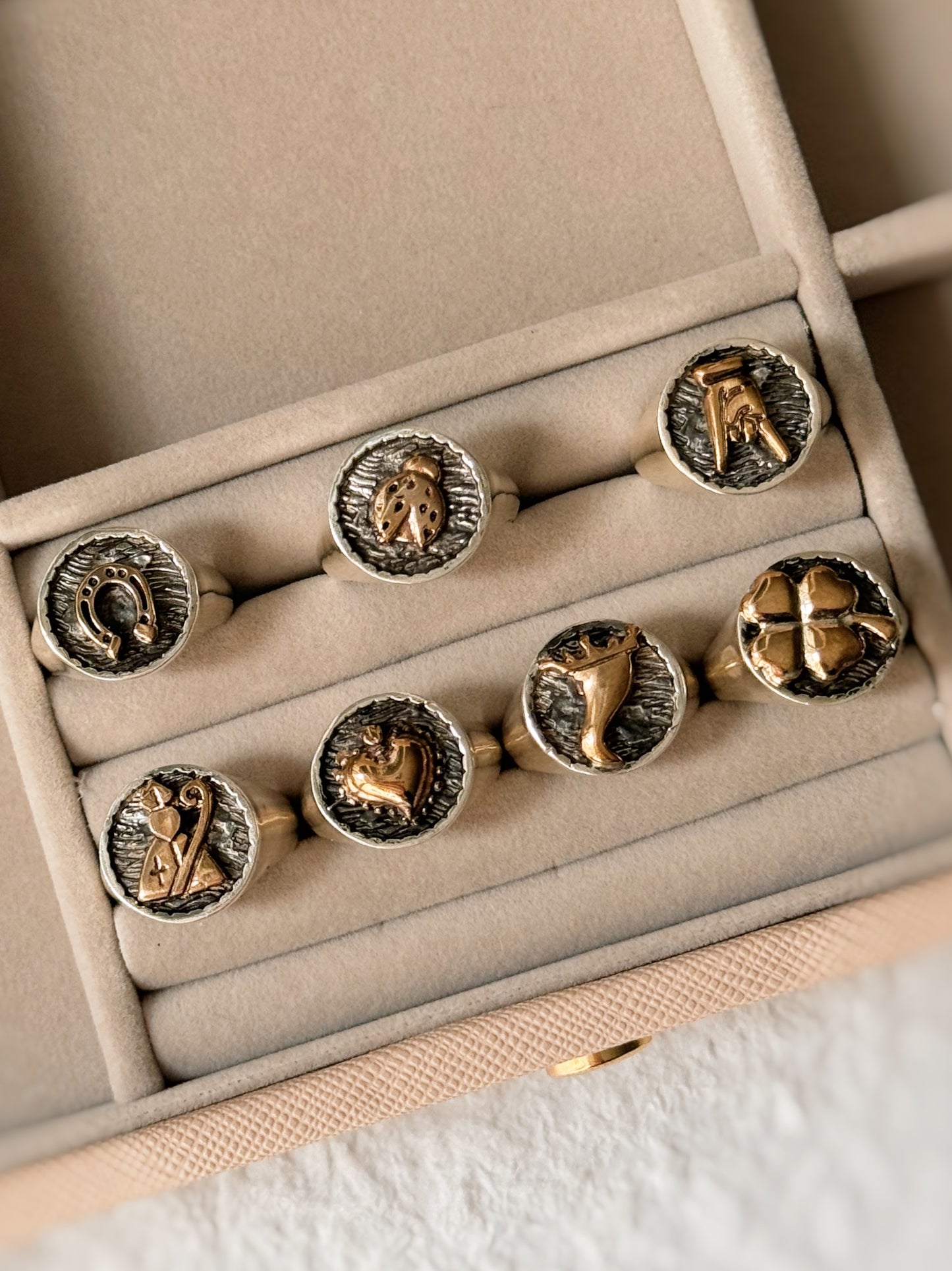 Anello chevalier con simboli personalizzabili