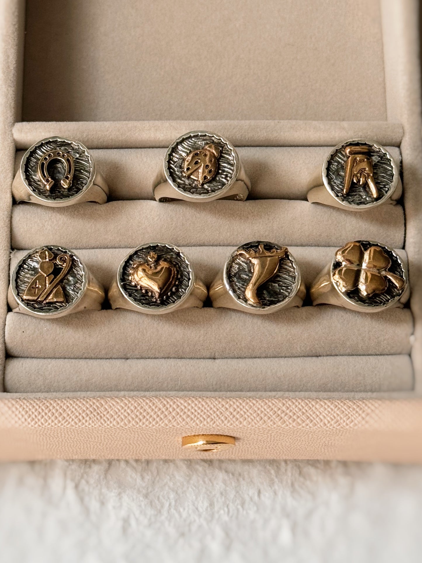 Anello chevalier con simboli personalizzabili