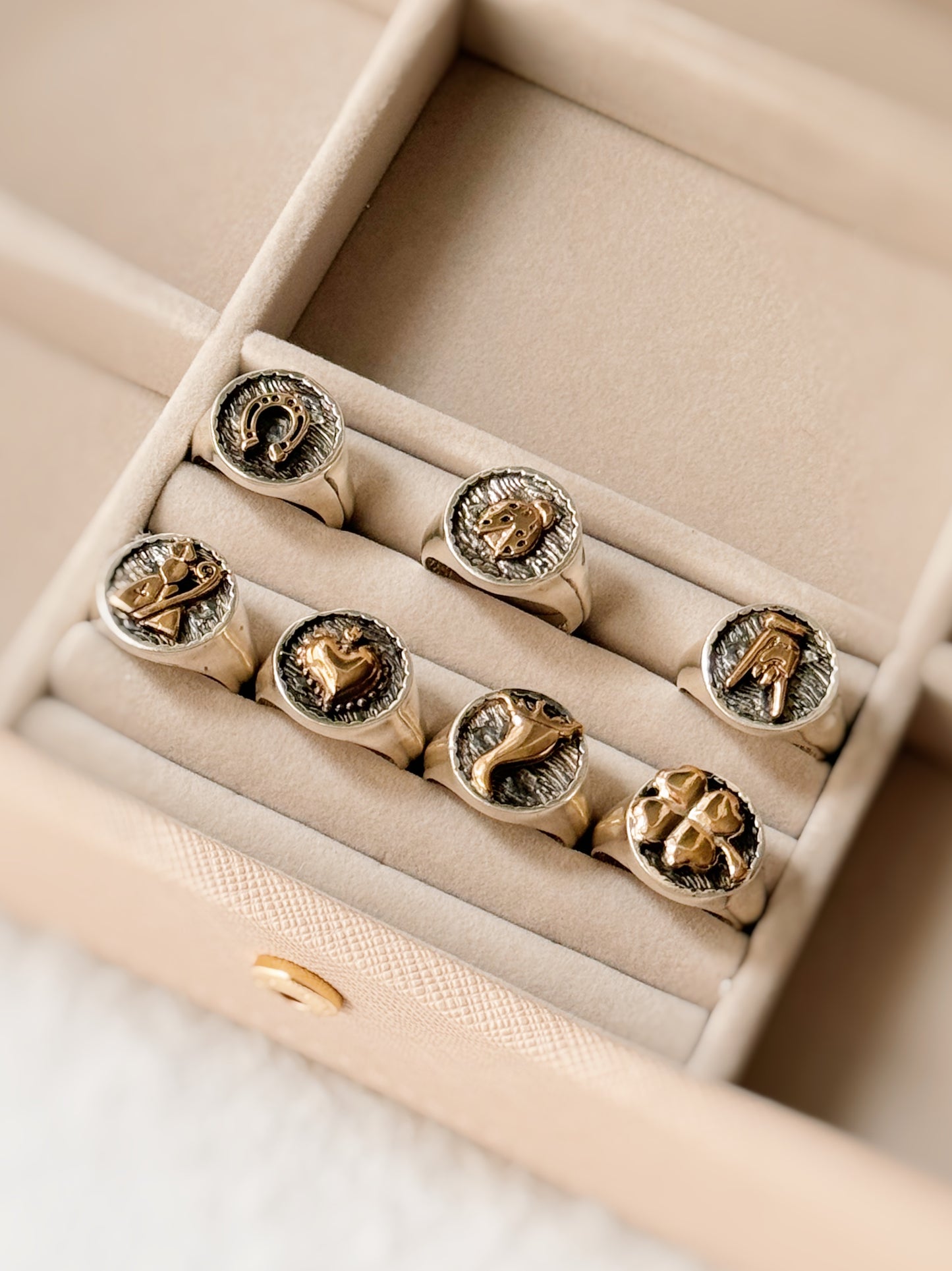 Anello chevalier con simboli personalizzabili