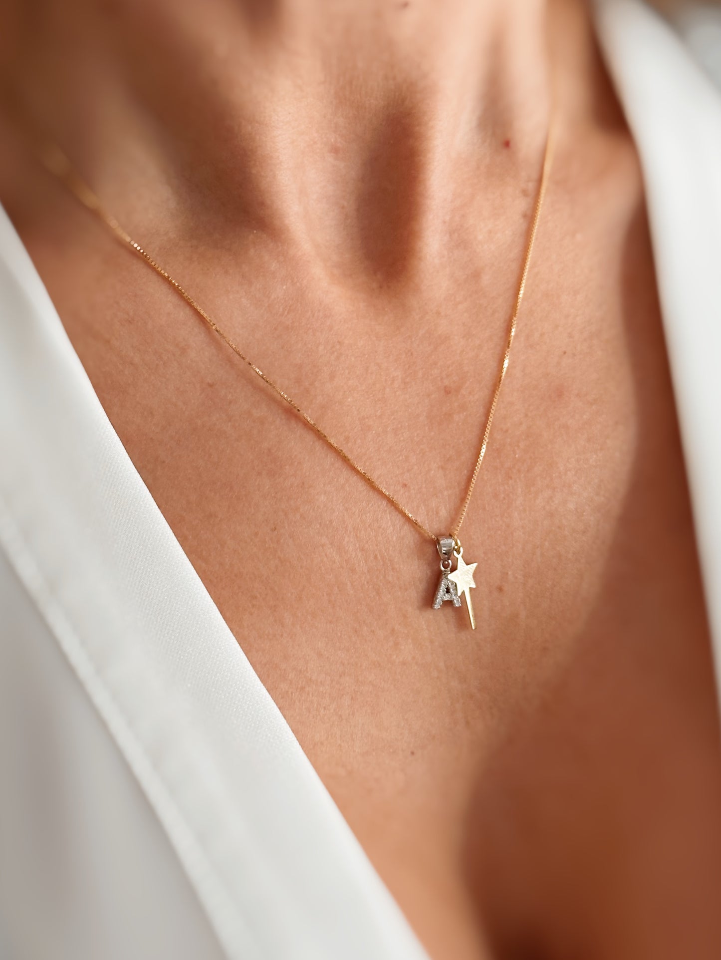 Collana con iniziale e bacchetta magica