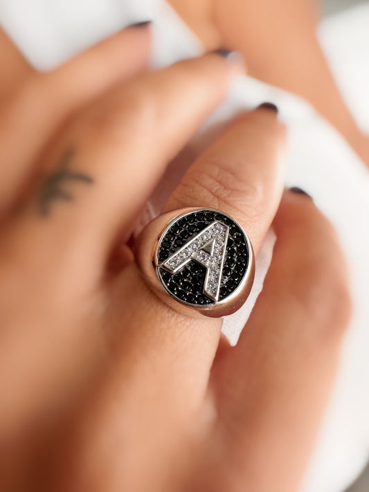 Anello zirconi neri e iniziale zirconi bianchi