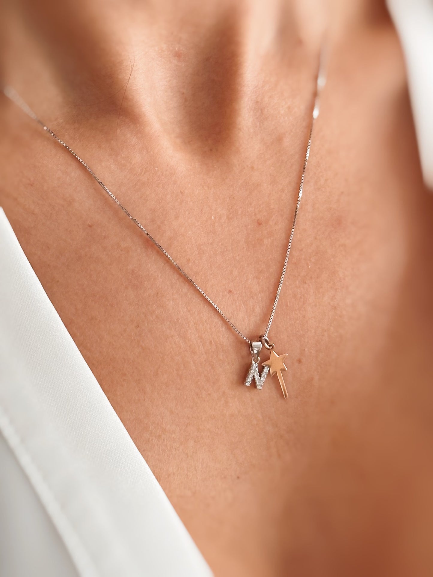 Collana con iniziale e bacchetta magica