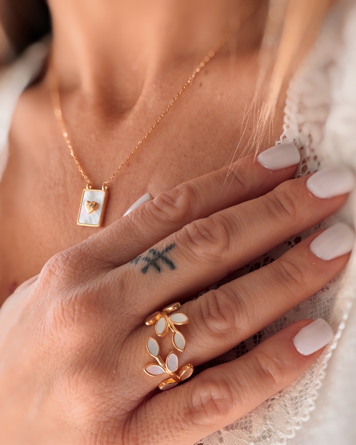 Anello aperto foglia in madreperla