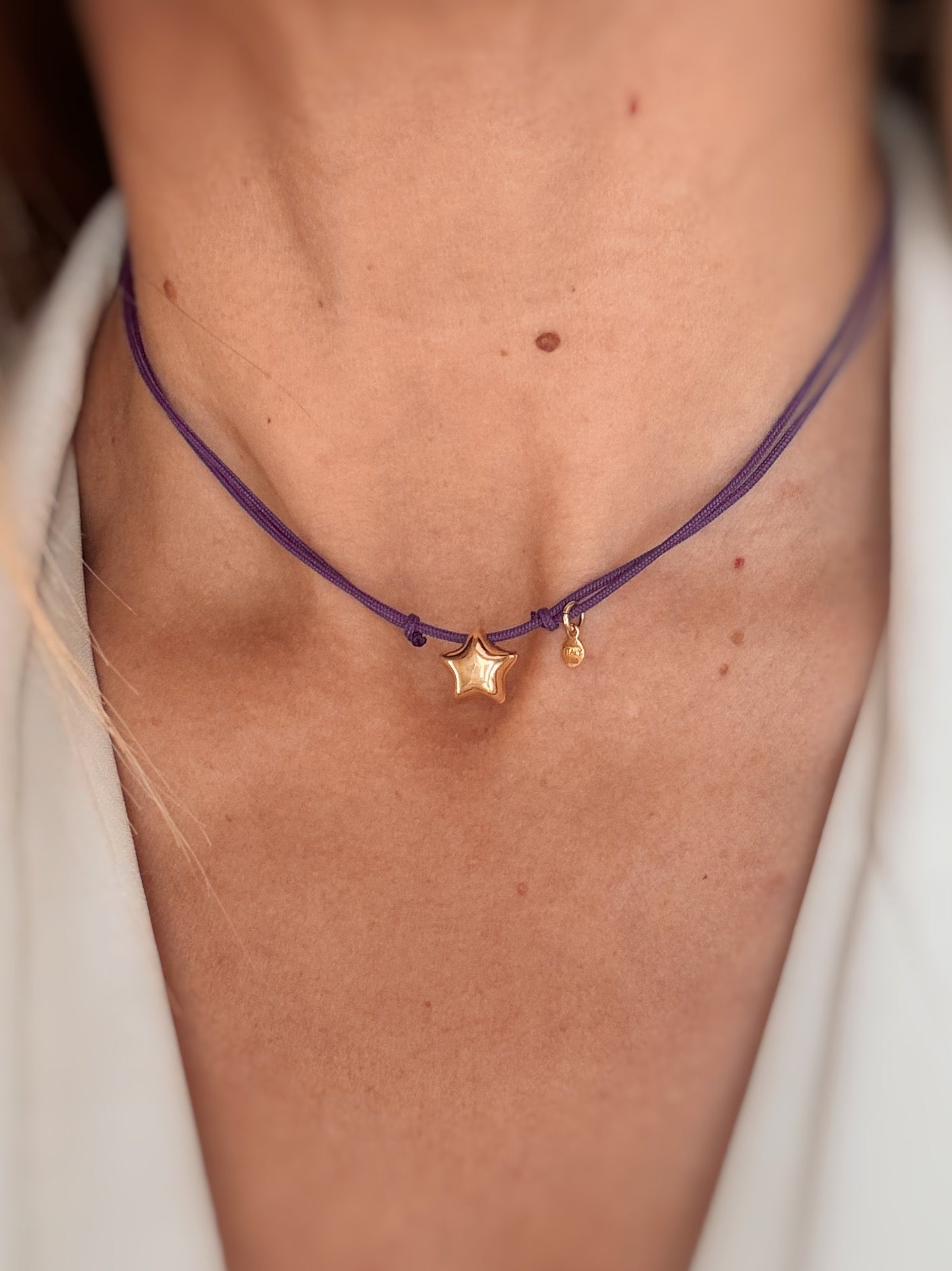 Collana chocker con stellina bombata.