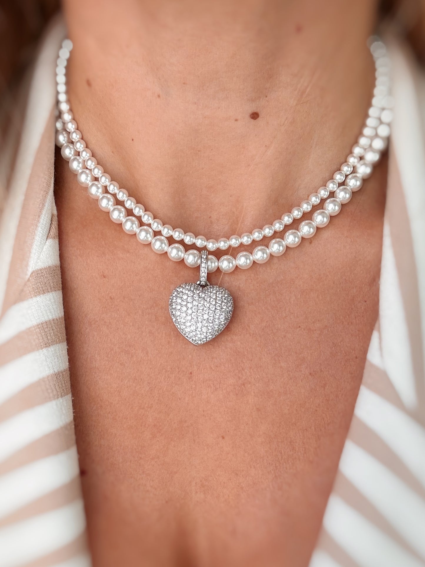 Collana di perle con cuore in zirconi bombato