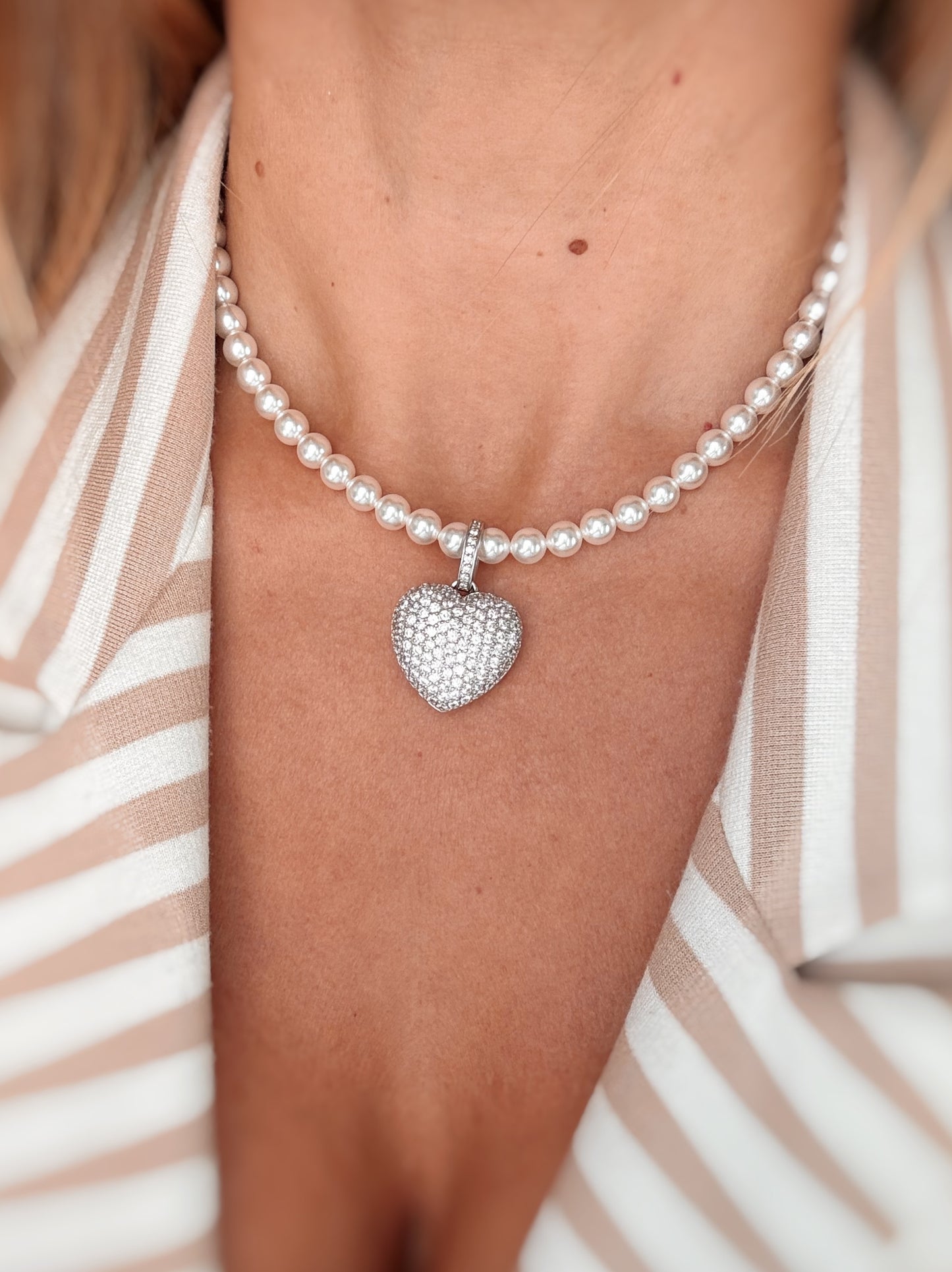 Collana di perle con cuore in zirconi bombato