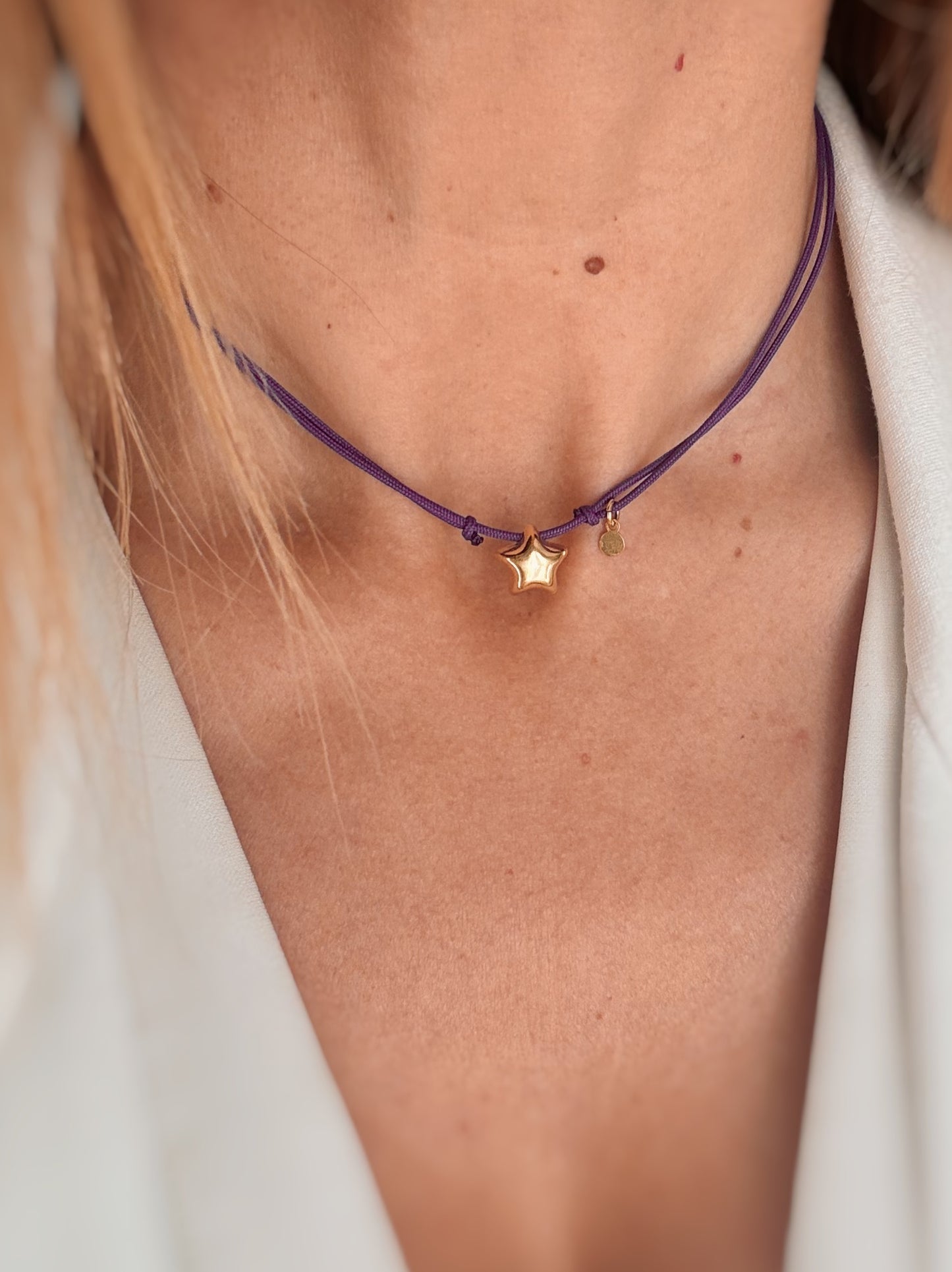 Collana chocker con stellina bombata.