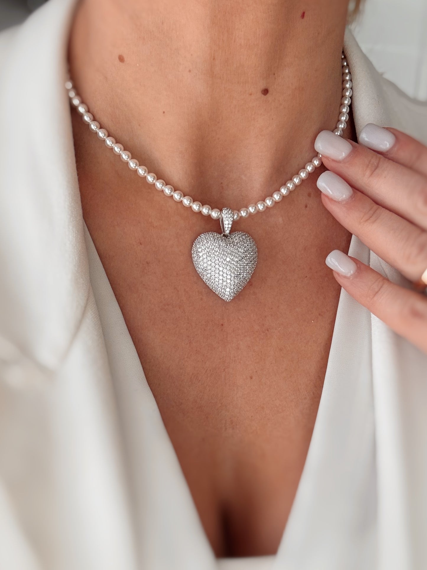 Collana di perle con cuore in zirconi piatto