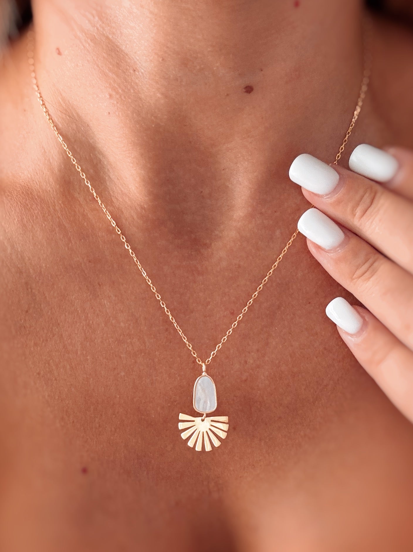 Collana con forma in Madreperla e pendente raggi