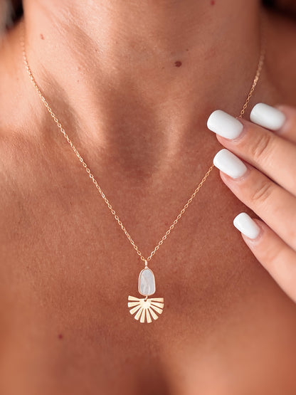 Collana con forma in Madreperla e pendente raggi