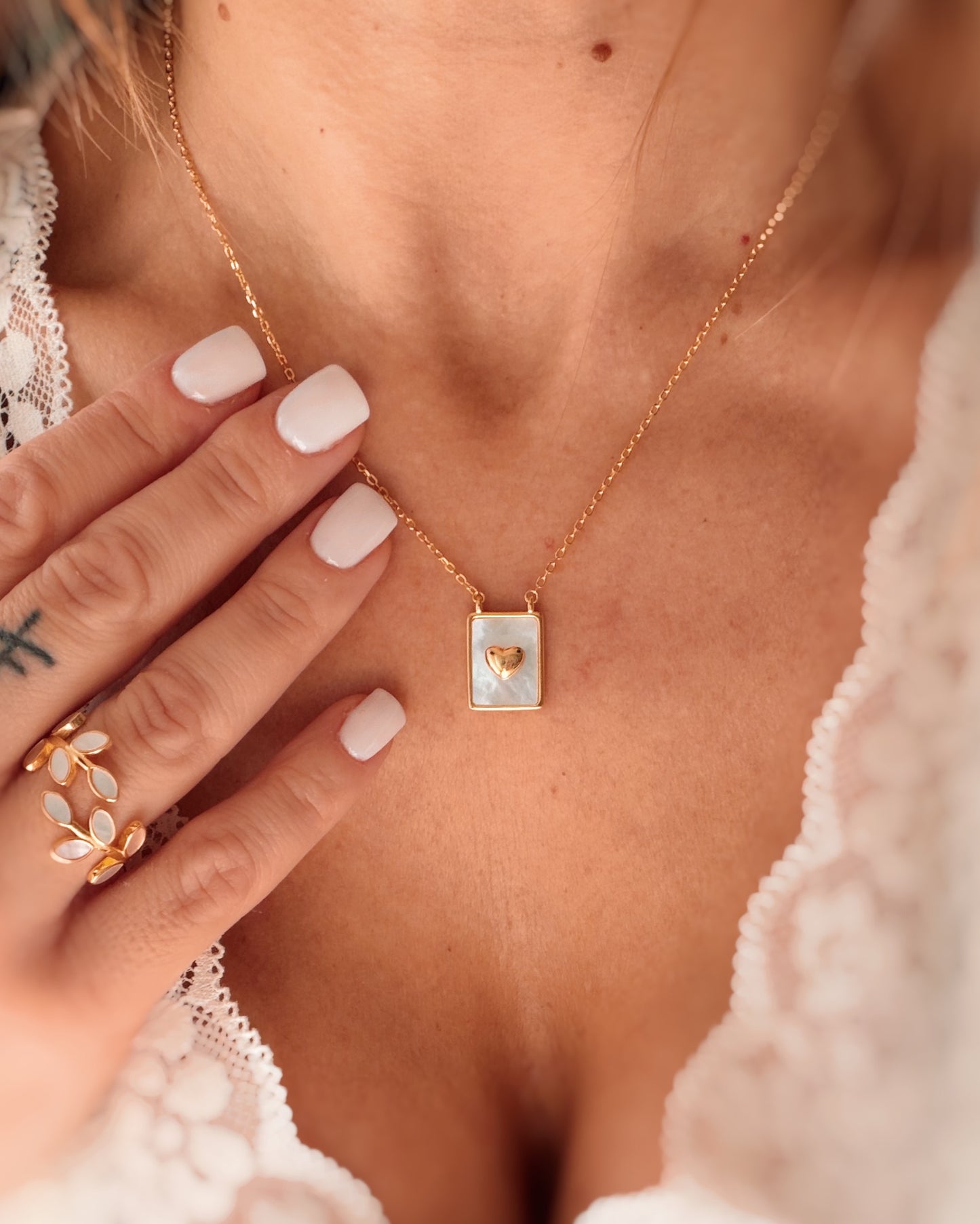 Anello aperto foglia in madreperla