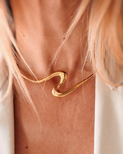 Collana choker rigida onda