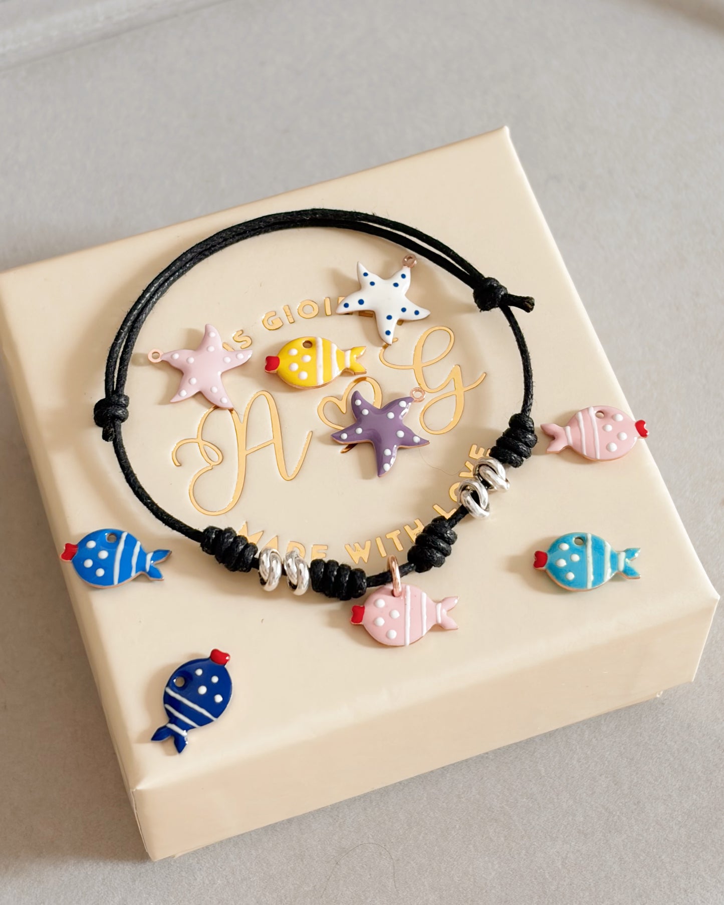 Bracciale cordino e charm smaltato