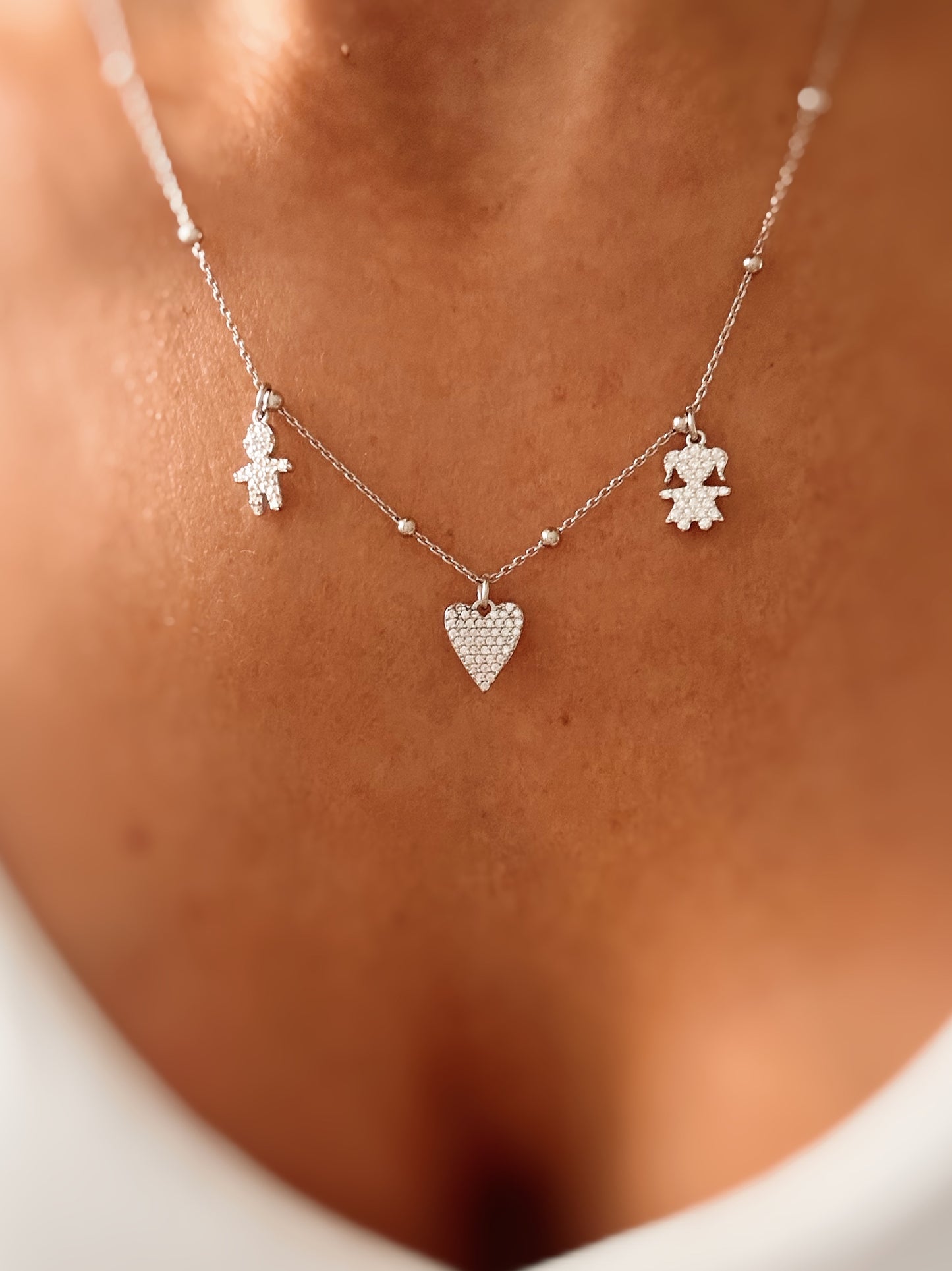 Collana con ciondolo mini cuore a punta e zirconi