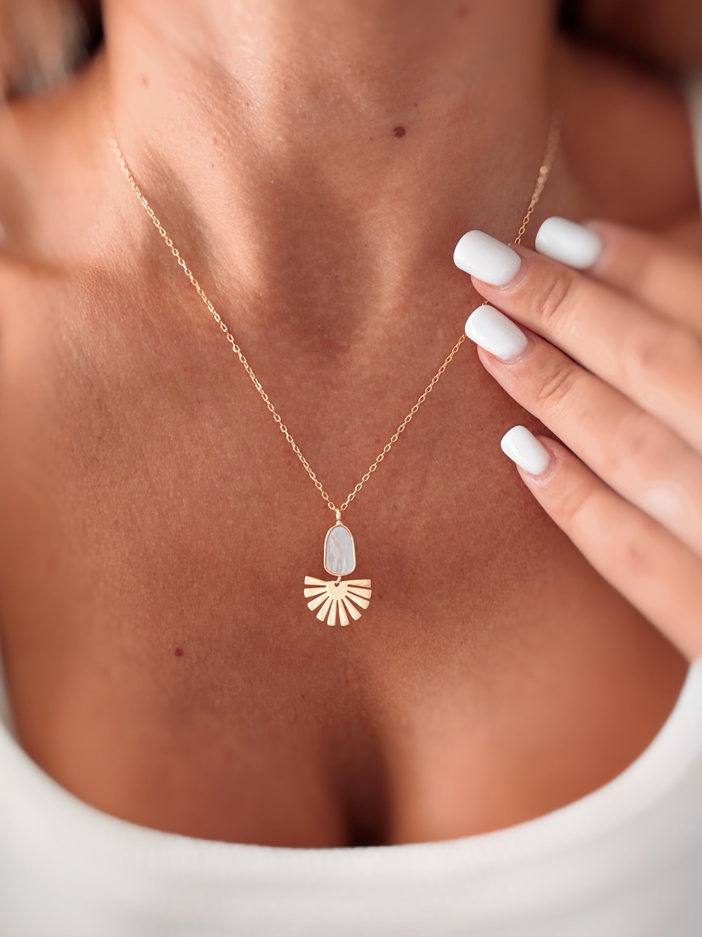 Collana con forma in Madreperla e pendente raggi