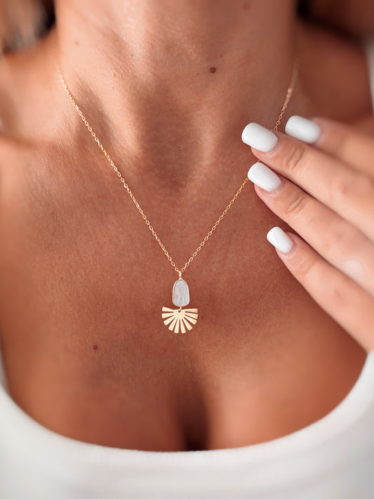 Collana con forma in Madreperla e pendente raggi