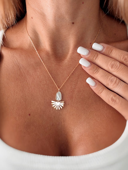 Collana con forma in Madreperla e pendente raggi