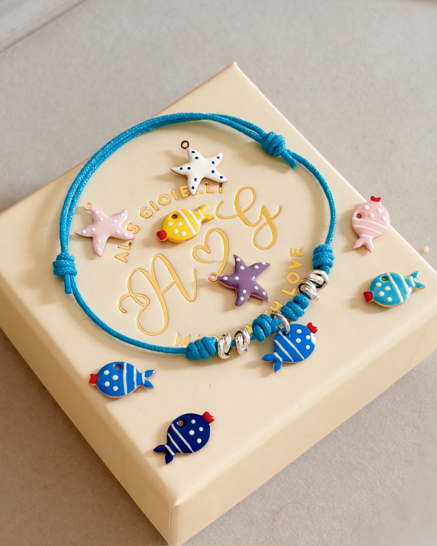 Bracciale cordino e charm smaltato