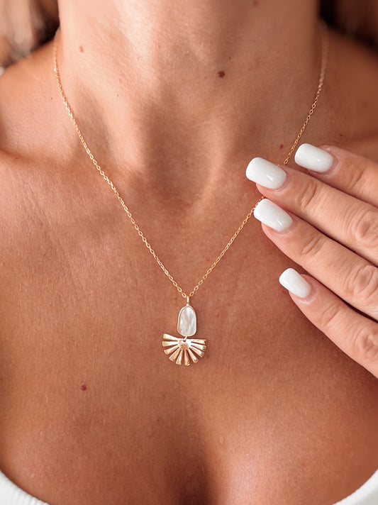 Collana con forma in Madreperla e pendente raggi