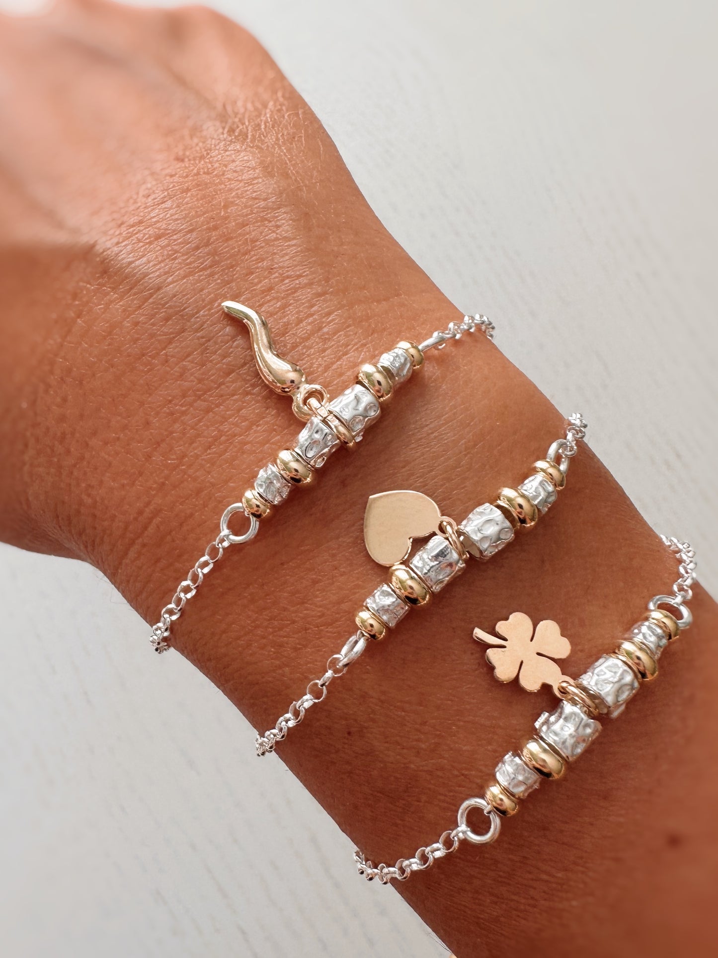 Bracciale granellini e charm