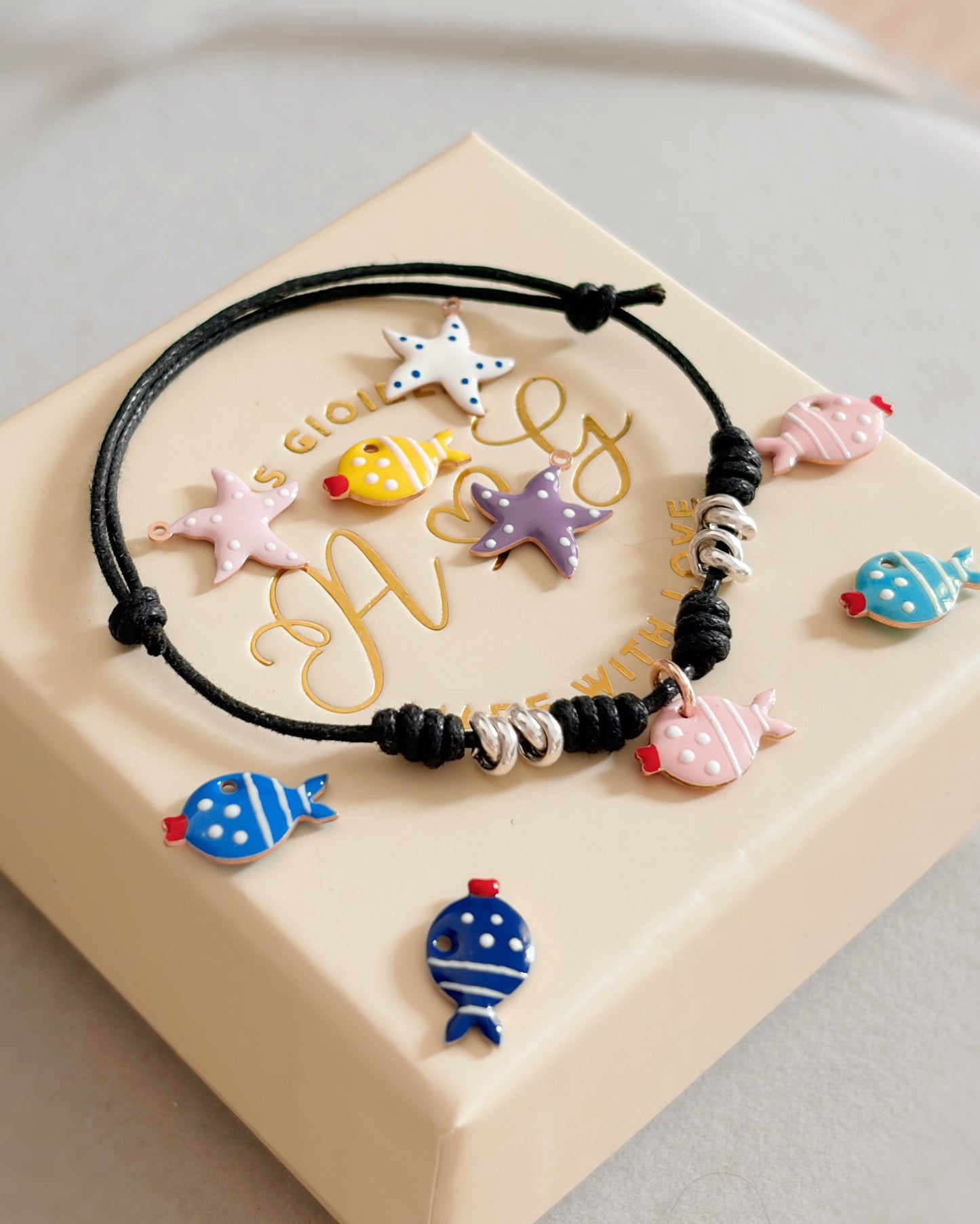 Bracciale cordino e charm smaltato