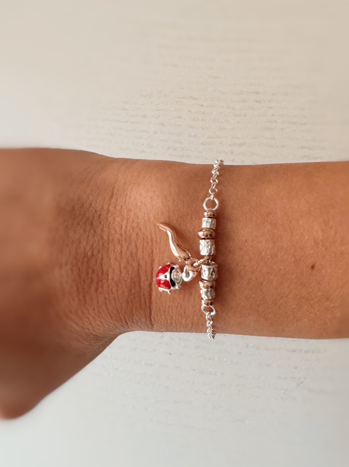 Bracciale granellini e charm